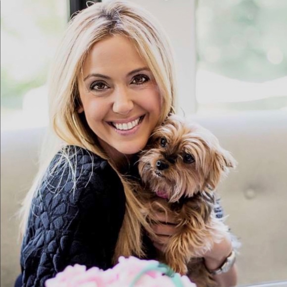 Meet your Posher, Lisa - Picture 2 of 2